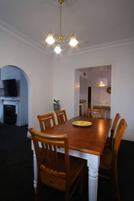 Spacious Cbd Terrace - 3 Beds, Wifi And Parking Holiday home
